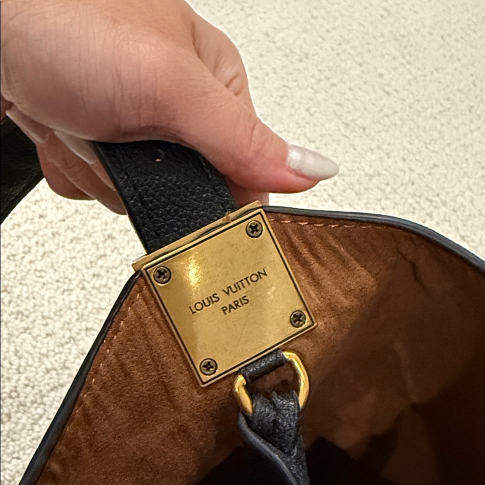 Black low key hobo LV - Picture 8 of 16